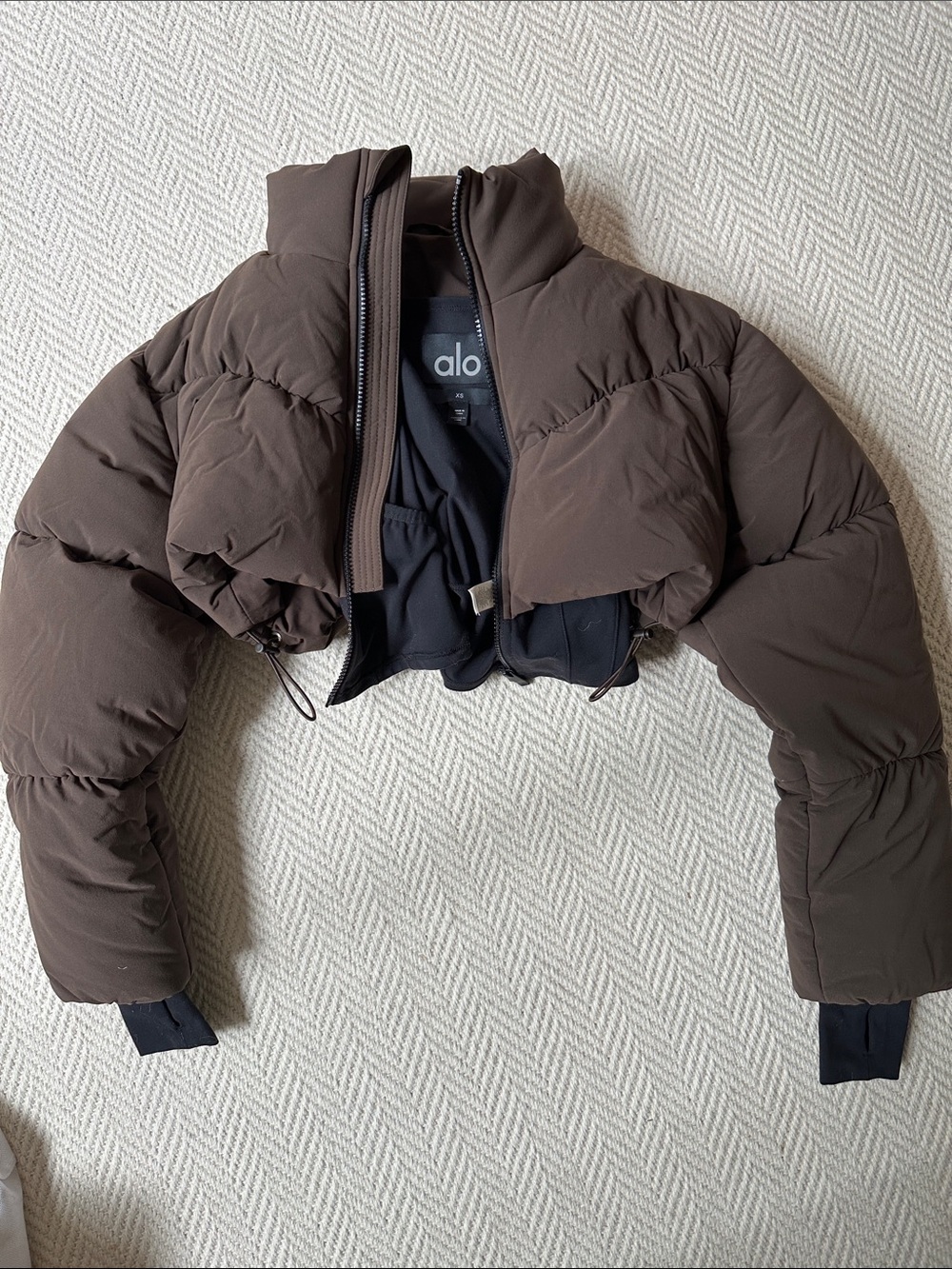 ALO Yoga Cropped Puffer Jacket in Dark Brown